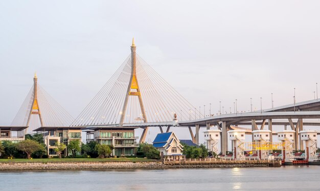 Riesige Brücke thailändischer Buchstabe bedeutet Name "Bhumiphol" überqueren den Chaophraya-Fluss in Bangkoks Abenddämmerungshimmel