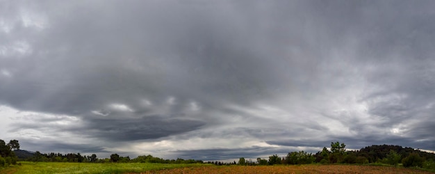 Riesige Cumulus-Wolken vor dem herannahenden Sommersturm in einem Dorf auf der griechischen Insel Euböa