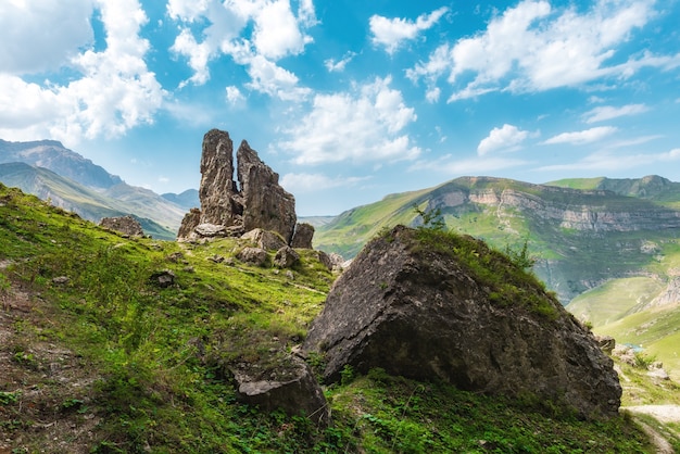 Riesige Felsbrocken im Berg