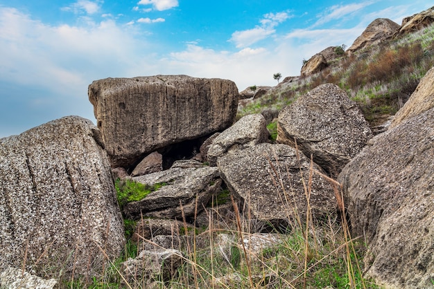 Riesige Felsbrocken in den Bergen