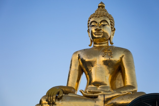 Riesige goldene Buddha-Skulptur