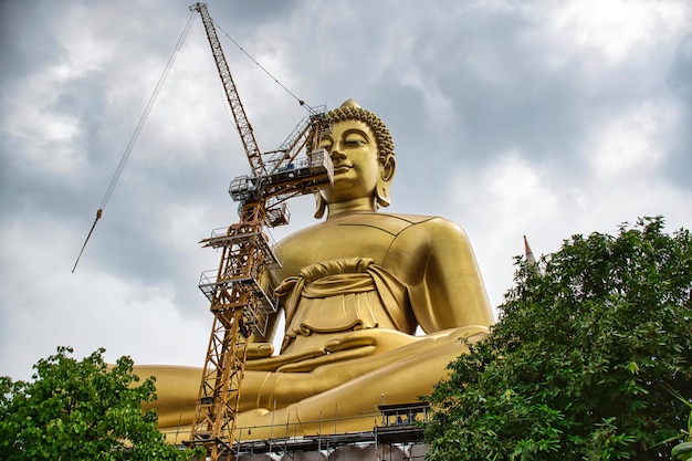 Riesige goldene Buddha-Statue von dhammakaya thep mongkol Buddha im Wat paknam bhasicharoen Tempel