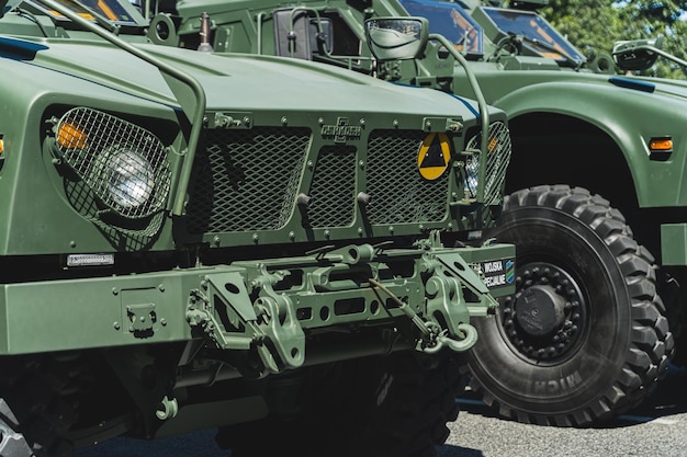 Foto riesige motorhaube und scheinwerfer eines modernen militärfahrzeugs aus dunkelgrün gefärbtem metall im freien