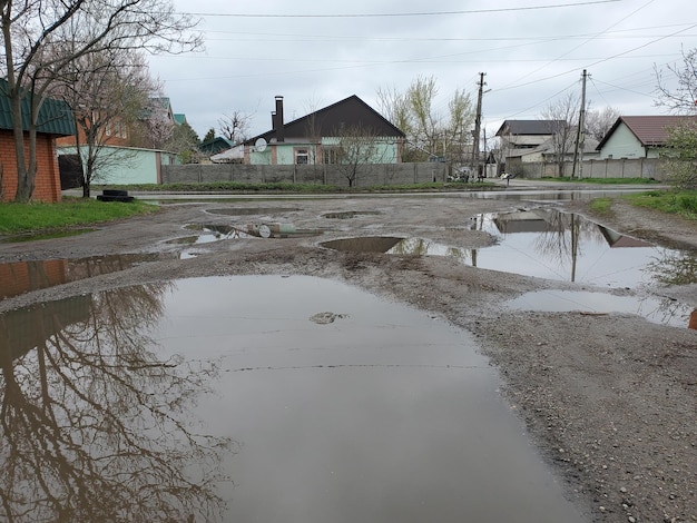 Riesige Pfütze nach Regen auf der Landstraße