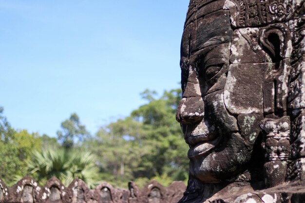 Riesige Skulptur eines in Stein gemeißelten Buddha-Kopfes