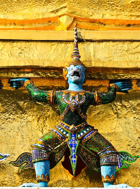 Riesige Statue einer schönen Pagode in Wat Phra Kaew, Thailand