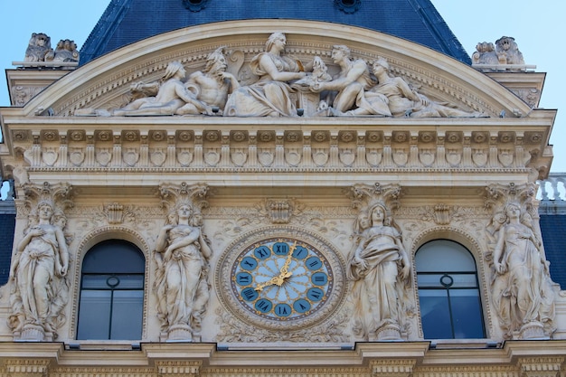 Riesige Uhr an der Fassade eines Gebäudes in Paris