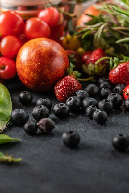 Riesige Vielfalt an frischer Rohernte von Obst, Gemüse und Beeren