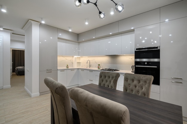 Riesige weiße Luxusküche in einem Studio-Apartment-Interieur