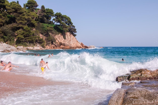 Riesige Wellen schlagen gegen die Felsen am Strand von Fenals in Lloret de Mar, Katalonien