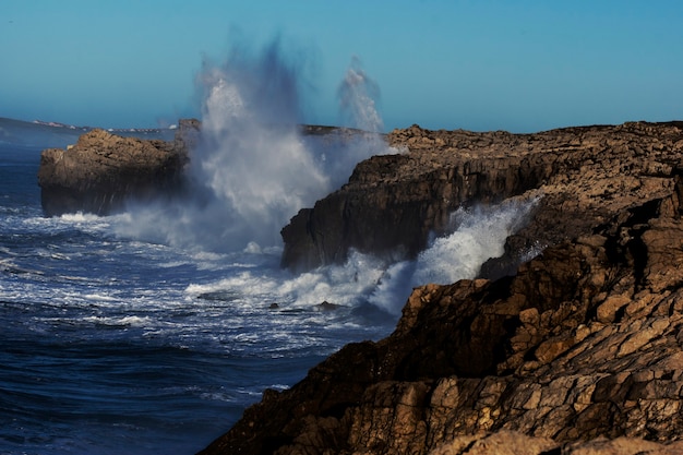 Foto riesige wellen treffen die klippe und explodieren in kantabrien, nordspanien