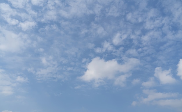 Riesiger blauer Himmel mit flauschigen Wolken