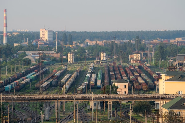Riesiger Güterbahnhof mit vielen Zügen und Waggons Güterverkehr