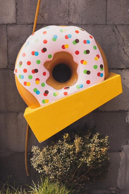 Riesiges Donut-Schild vor Café oder Restaurant mit leerem Kopierraum für Text oder Werbung schnell f