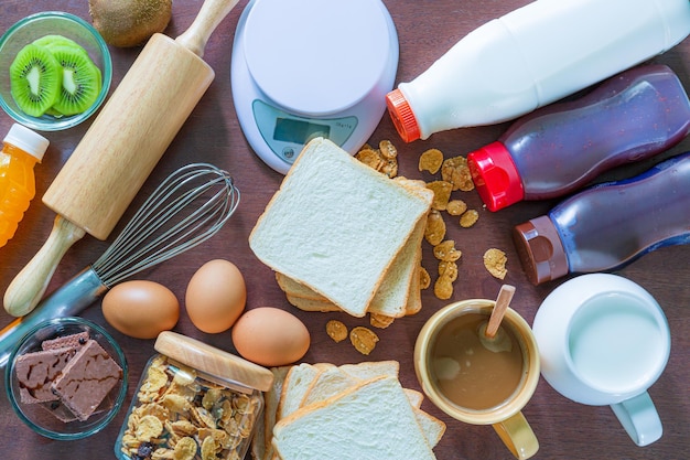 Riesiges gesundes Frühstück auf einem Tisch mit Kaffee Orangensaft Fruchtmüsli Räucherlachs