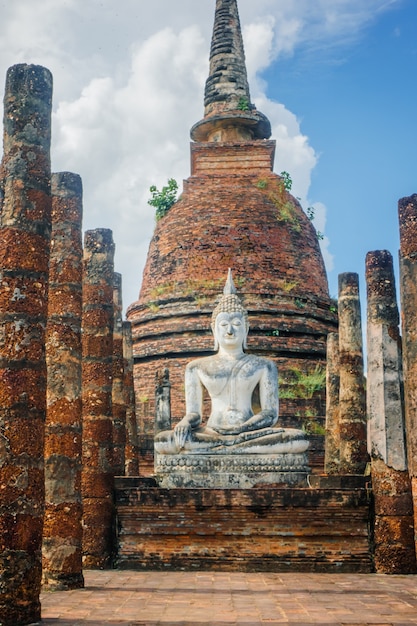 Riesiges molument von buddha im alten tempel in thailand