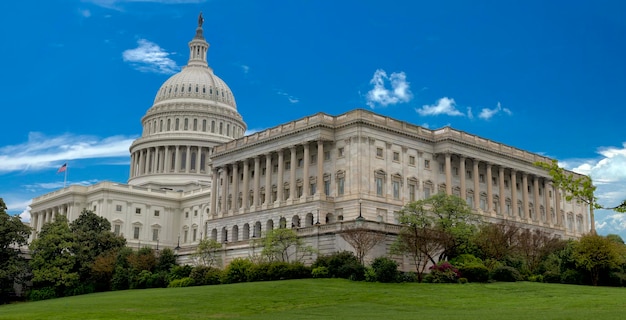 Foto riesiges panorama von washington us capitol auf hellblauem himmel