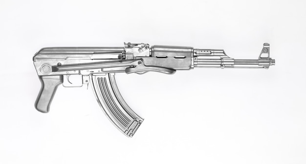 Rifle de asalto AK47 de plata aislado sobre fondo blanco.