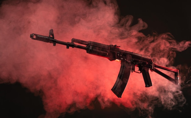 Rifle de asalto Kalashnikov en humo