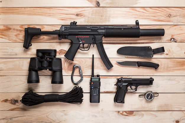 Rifle de asalto, pistola, cuchillo y otras armas