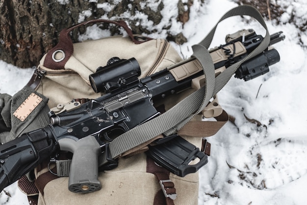 Un rifle de asalto yace en un maletín militar.