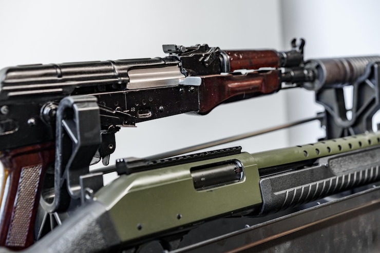 Foto rifle automático em suporte na mesa da oficina de armas