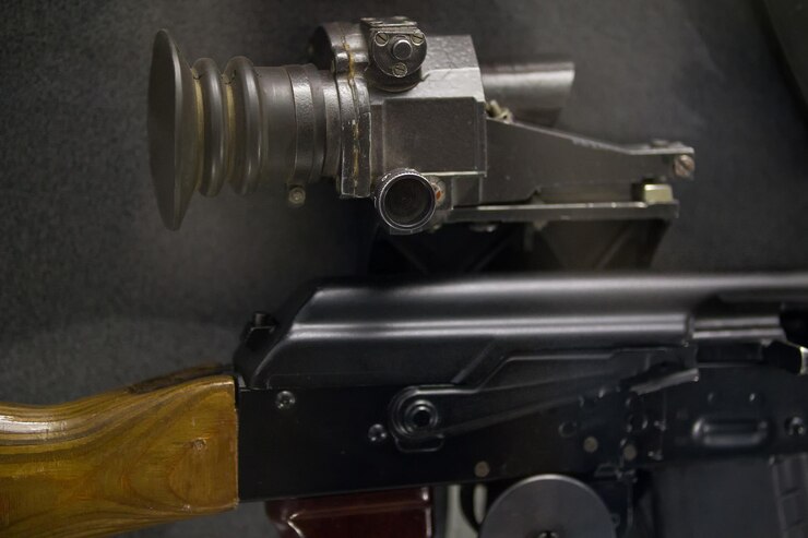 Foto rifle automático militar soviético com visão noturna - arma russa, close-up