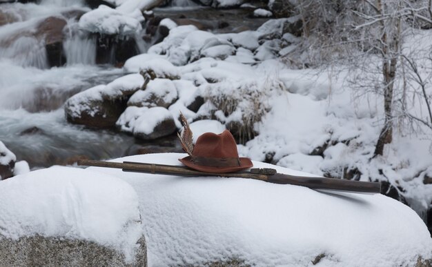 Rifle de caza vintage en la nieve.