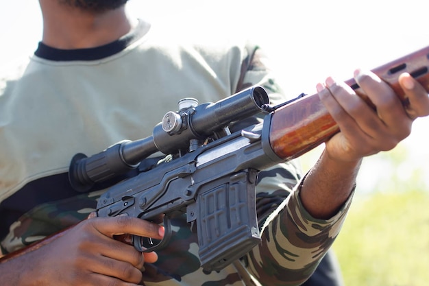 Rifle de atirador Dragunov em mãos masculinas Parte de uma arma militar