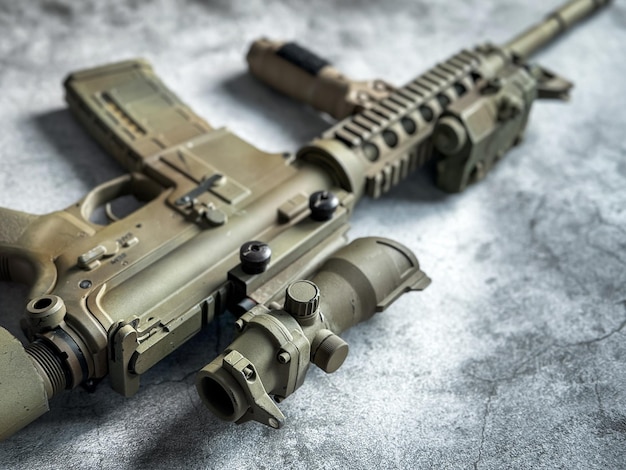 Rifles de asalto Airsoft en el suelo en el suelo
