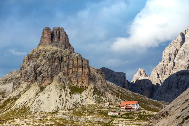 Rifugio alto nas montanhas Dolomitas, Itália