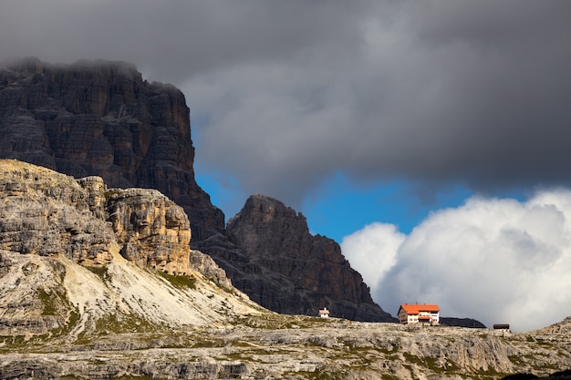 Rifugio hoch in den Dolomiten. Drei Zinnen von Lavaredo. Italien.