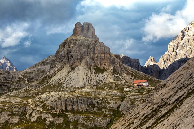 Rifugio no alto das montanhas Dolomitas. Tre Cime di Lavaredo. Itália.