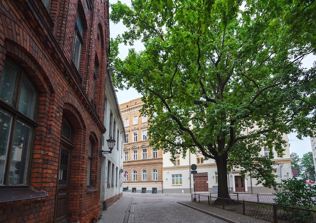 RIGA, LETÓNIA - 22 de julho de 2011: Arquitetura da velha riga no início da manhã. Riga é a capital e a maior cidade da Letônia, amplamente conhecida por sua arquitetura medieval e gótica única