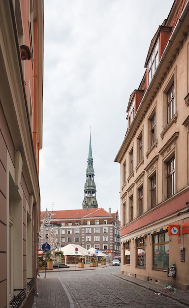 RIGA, LETÓNIA - 22 de julho de 2011: Arquitetura da velha riga no início da manhã. Riga é a capital e a maior cidade da Letônia, amplamente conhecida por sua arquitetura medieval e gótica única