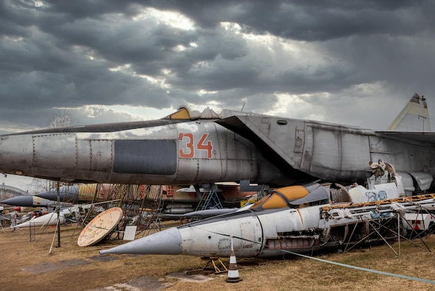 RIGA, LETÓNIA - 6 de março de 2021: Detalhe da aeronave de reconhecimento Mikoyan Mig 25 RBS, Nome em código da OTAN 'Foxbat D', exibido no Museu de Aviação de Riga