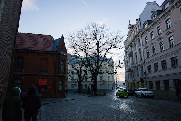 RIGA, LETÓNIA - 7 DE DEZEMBRO DE 2018: Noite de rua em Riga. Inverno.