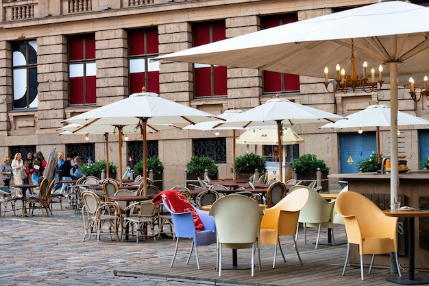 Riga, letônia - 1º de setembro de 2018: café de rua terraço na cidade velha de riga, na letônia.