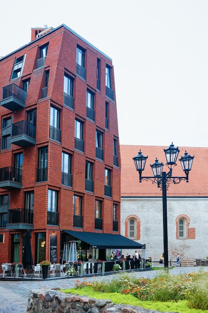 Riga, Letônia - 1º de setembro de 2018: Rua com apartamento moderno em Riga, na Letônia.