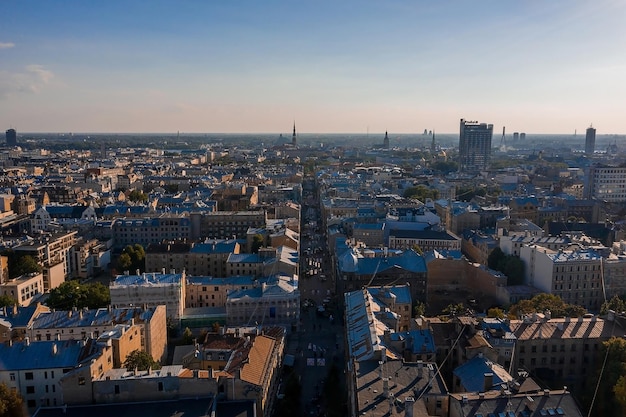 Riga / Letonia - 10 de agosto de 2020: Vista aérea de la calle peatonal Terbatas. Calle peatonal en la capital de Letonia, Riga.