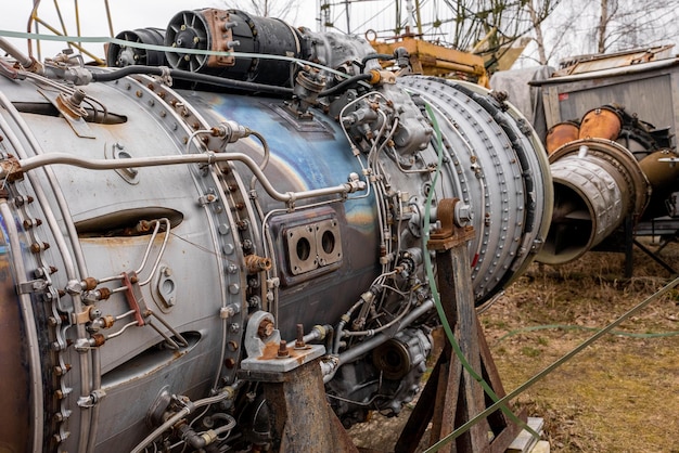 Riga, letônia. 10 de março de 2021. enormes percepções sobre o motor de avião. visão detalhada do motor.