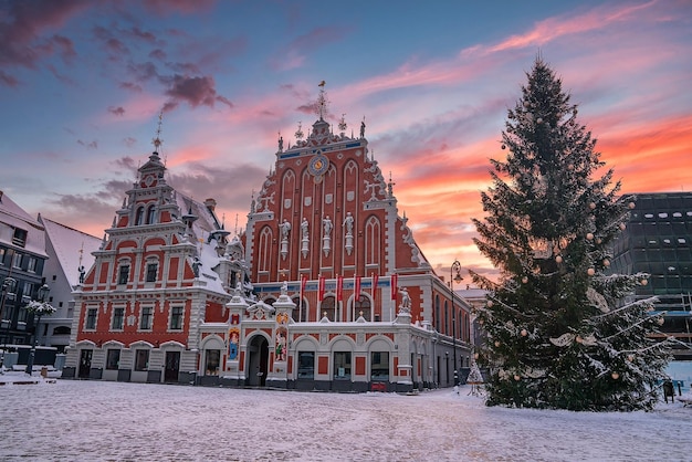 Riga, Letonia - 10 de enero de 2021: Casa de las espinillas, edificio situado en invierno Navidad Riga en Letonia.