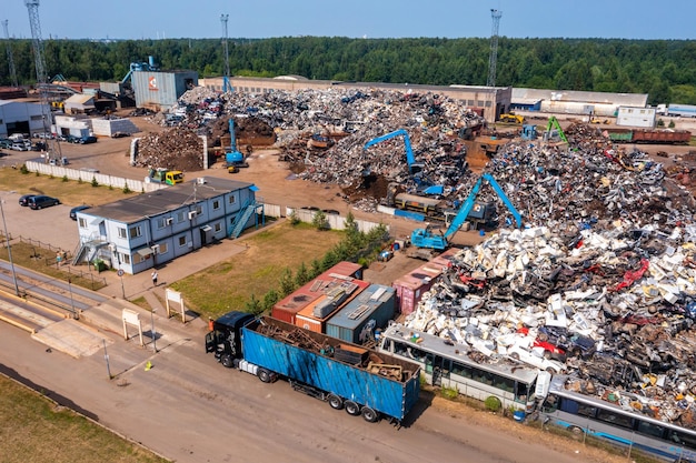 Riga, Letonia. 10 de junio de 2021. Depósito de chatarra con pila de coches aplastados.