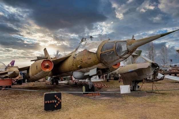 Riga, Letonia. 10 de marzo de 2021. Exhibición de un antiguo avión militar de la Armada en el Museo de Aviación de Riga.