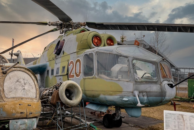 RIGA, LETONIA - 16 de marzo de 2021: Detalle de un helicóptero Mil MI-24, nombre en clave de la OTAN 'Hind', como se muestra en el Museo de Aviación de Riga