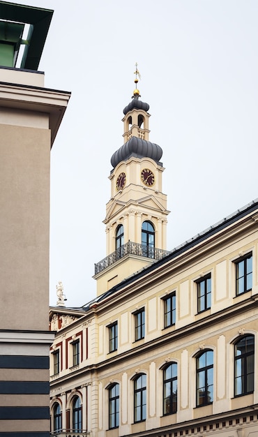 RIGA, LETONIA - 22 de julio de 2011: Arquitectura de la vieja Riga temprano en la mañana. Riga es la capital y la ciudad más grande de Letonia, ampliamente conocida debido a su arquitectura medieval y gótica única.