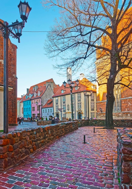 Riga, Letonia - 25 de diciembre de 2011: Vista de la calle cerca de la iglesia de San Pedro en el casco antiguo de Riga