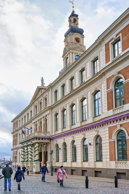 Riga, Letonia - 26 de diciembre de 2015: El Ayuntamiento de Riga es el edificio del gobierno de la ciudad de Riga en Letonia. El edificio está situado en el centro del casco antiguo. Durante la Segunda Guerra Mundial fue destruido