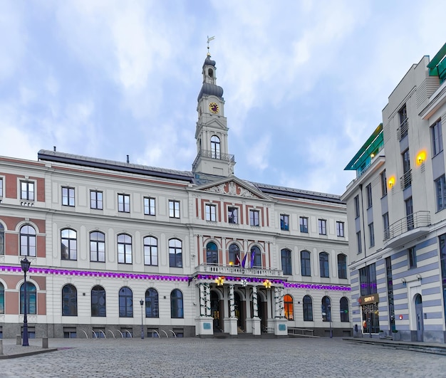 Riga, Letonia - 26 de diciembre de 2015: Ayuntamiento de Riga en la plaza del Ayuntamiento de Riga, Letonia. En Navidad. El gobierno de la ciudad de Riga se sienta allí