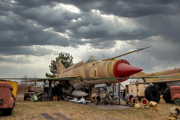 RIGA, LETONIA - 26 de marzo de 2021: Detalle de un Mikoyan Mig 21, nombre en clave de la OTAN 'Fishbed', que se muestra en el Museo de la Aviación de Riga